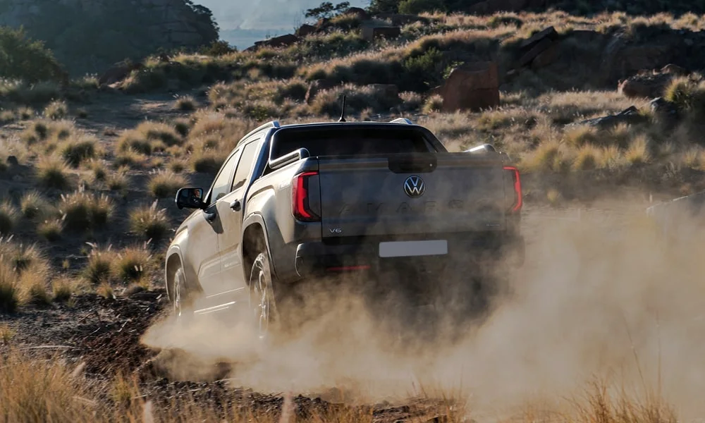 Фото Volkswagen Amarok — вид сзади, фото 6. Графика фонарей, бампер и оформление пятой двери. Светодиодная полоса или раздельные секции — задняя оптика стала главным украшением кормы Volkswagen Amarok — вид сзади, фото 6