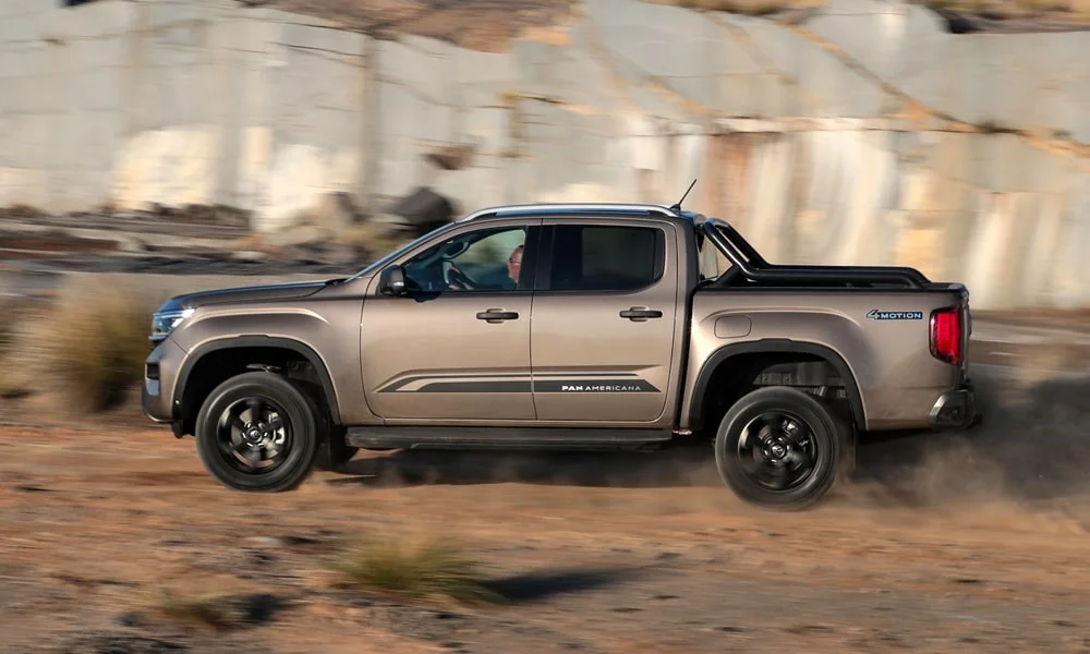 Фото Volkswagen Amarok — вид сбоку, фото 4. Профиль кузова: колёсная база, свесы и линия остекления Volkswagen Amarok — вид сбоку, фото 4