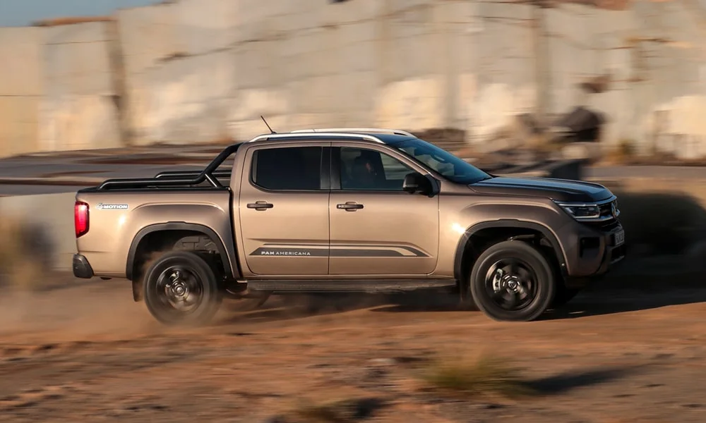 Фото Volkswagen Amarok — вид сбоку, фото 5. Сбоку читаются линия остекления и характер выштамповок на коричневом кузове. Хромированные или чёрные молдинги окон отличают комплектации Volkswagen Amarok — вид сбоку, фото 5