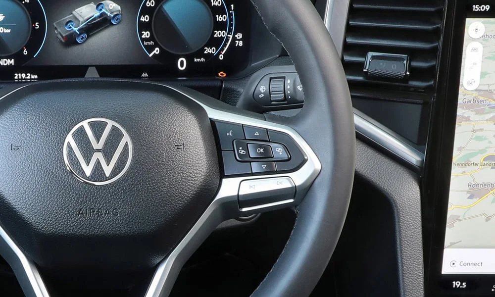 Фото Volkswagen Amarok — руль, фото 3. Обшивка обода и компоновка спиц крупным планом. Правильная посадка: руки на «9 и 3», приборы читаются поверх обода Volkswagen Amarok — руль, фото 3