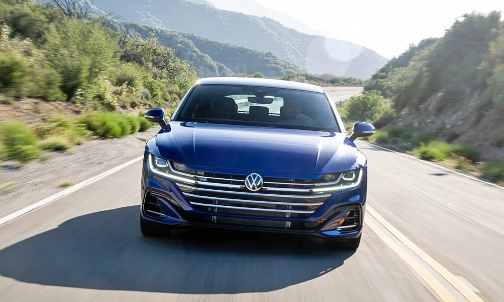Фото Volkswagen Arteon (2024) — вид спереди, фото 7. Анфас: пропорции капота, посадка кузова и графика ходовых огней. Дневные ходовые огни включаются автоматически с запуском Volkswagen Arteon (2024) — вид спереди, фото 7