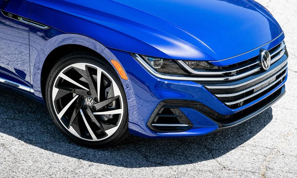 Фото Volkswagen Arteon (2024) — вид спереди, фото 12. Анфас: пропорции капота, посадка кузова и графика ходовых огней. Дневные ходовые огни включаются автоматически с запуском Volkswagen Arteon (2024) — вид спереди, фото 12