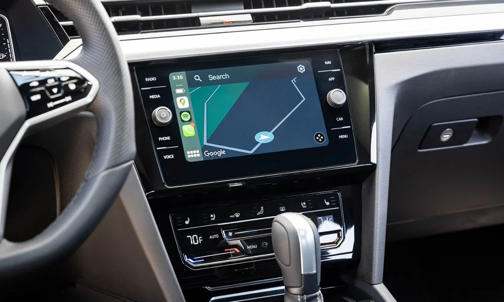 Фото Volkswagen Arteon (2024) — экран мультимедиа. Вертикальный экран мультимедиа — карты и списки помещаются целиком. Быстрота отклика интерфейса важнее диагонали — оцените её на тест-драйве Volkswagen Arteon (2024) — экран мультимедиа