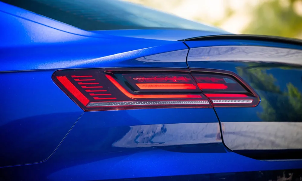 Фото Volkswagen Arteon (2024) — вид сзади, фото 5. Графика фонарей, бампер и оформление пятой двери. Светодиодная полоса или раздельные секции — задняя оптика стала главным украшением кормы Volkswagen Arteon (2024) — вид сзади, фото 5