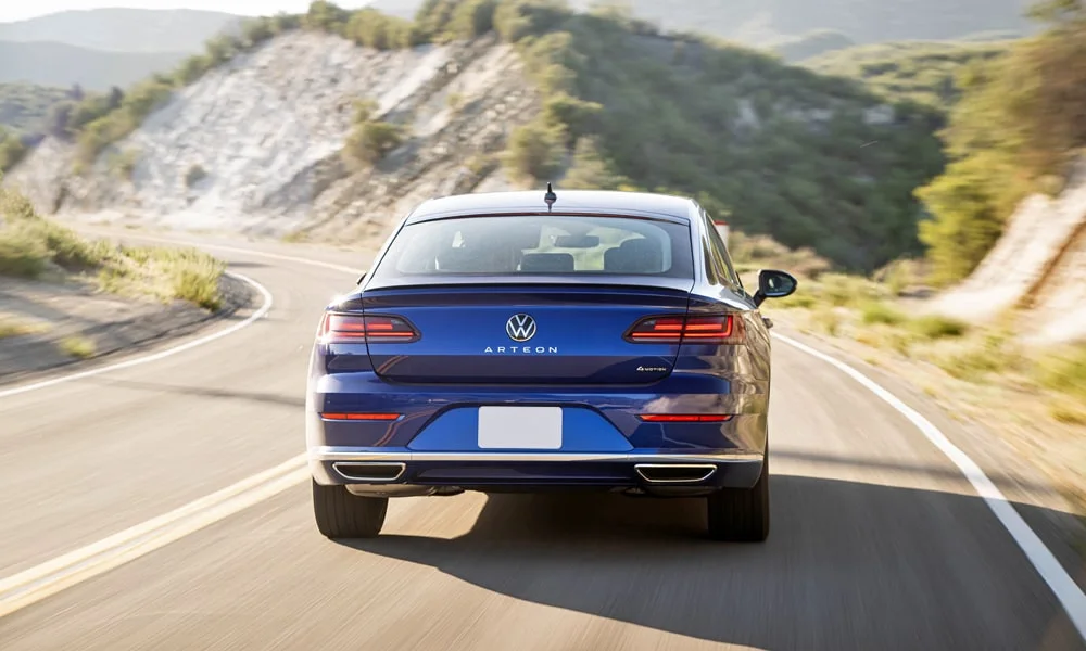 Фото Volkswagen Arteon (2024) — вид сзади, фото 6. Графика фонарей, бампер и оформление пятой двери Volkswagen Arteon (2024) — вид сзади, фото 6