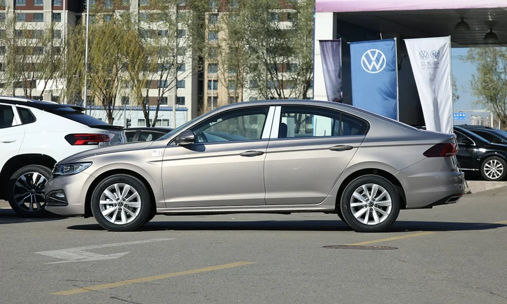 Volkswagen Bora — вид сбоку