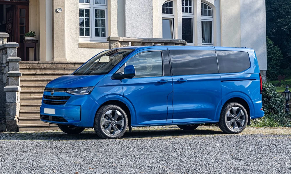 Фото Volkswagen Caravelle (2024) — вид спереди, фото 7. Передок в синем исполнении — крупная светотехника и выразительный бампер Volkswagen Caravelle (2024) — вид спереди, фото 7