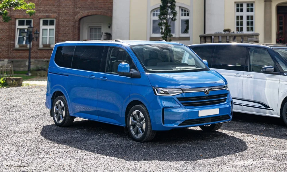 Фото Volkswagen Caravelle (2024) — вид спереди, фото 8. Оптика, решётка и бампер — первое впечатление о модели. Дневные ходовые огни включаются автоматически с запуском Volkswagen Caravelle (2024) — вид спереди, фото 8
