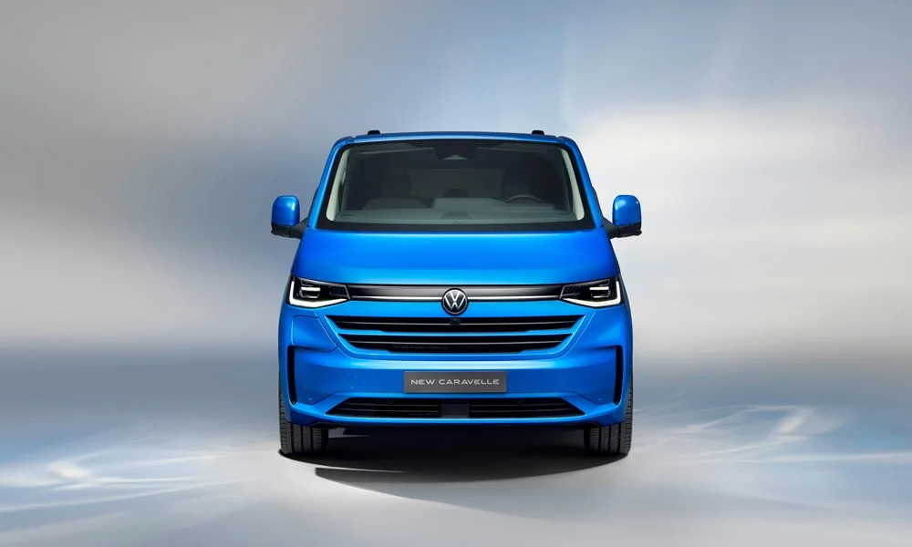 Фото Volkswagen Caravelle (2024) — вид спереди, фото 10. Оптика, решётка и бампер — первое впечатление о модели. Дневные ходовые огни включаются автоматически с запуском Volkswagen Caravelle (2024) — вид спереди, фото 10