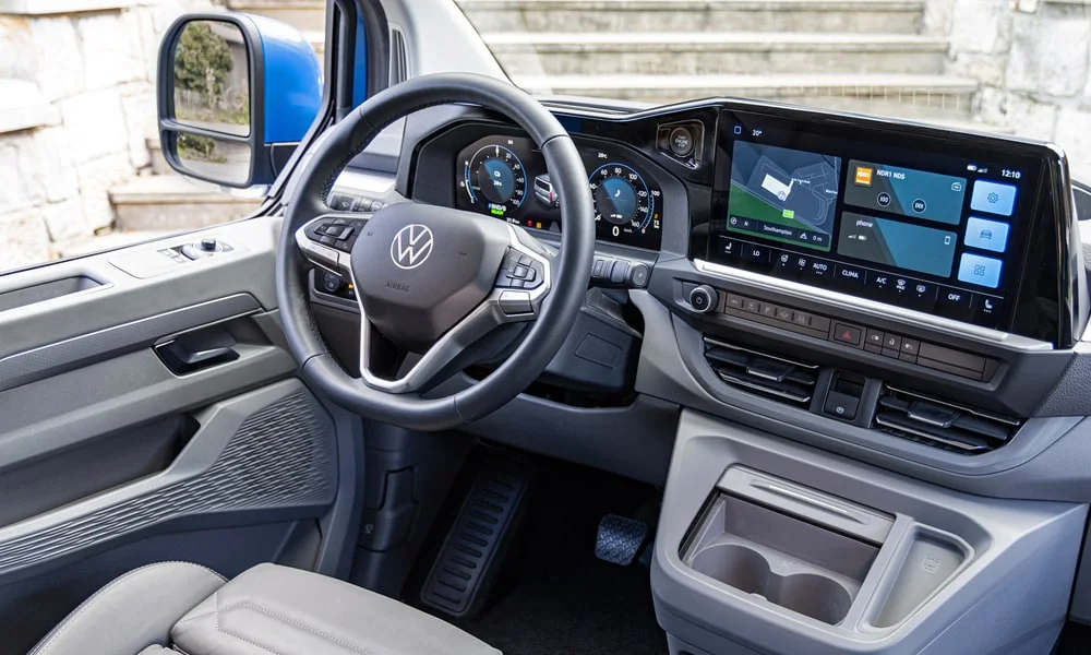 Фото Volkswagen Caravelle (2024) — приборная панель. Экран приборов за рулём — вся ходовая информация перед глазами Volkswagen Caravelle (2024) — приборная панель