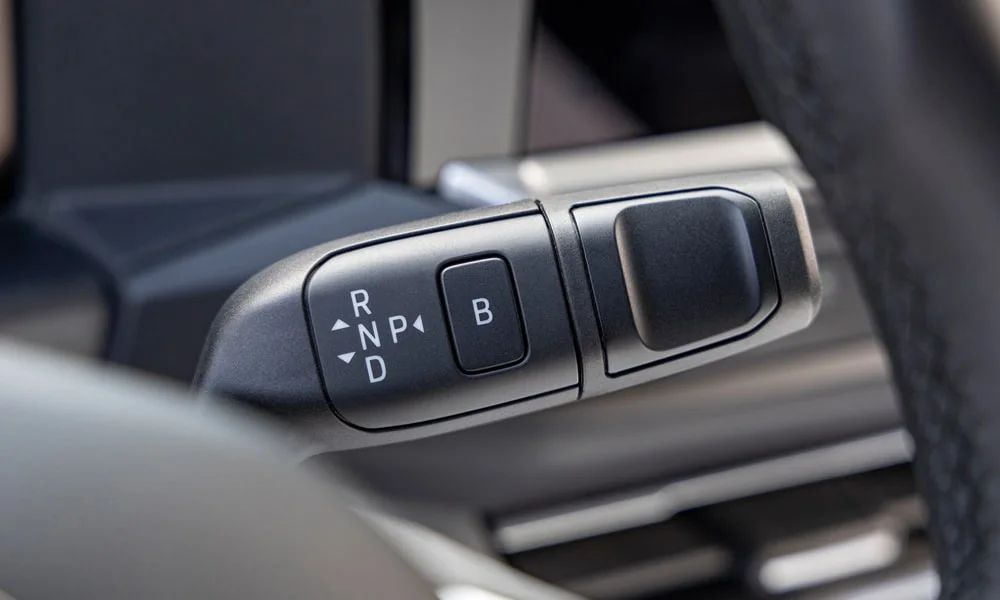 Фото Volkswagen Caravelle (2024) — селектор коробки передач. Управление коробкой: компактный селектор освобождает место на тоннеле. Автохолд удерживает машину на светофоре без ноги на тормозе Volkswagen Caravelle (2024) — селектор коробки передач