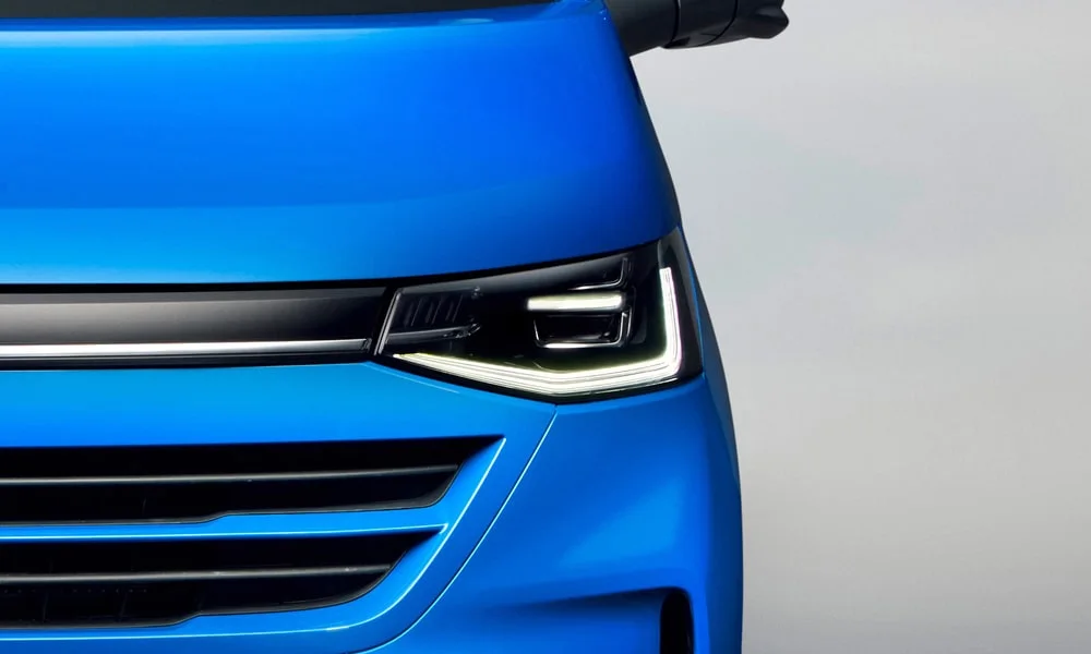 Фото Volkswagen Caravelle (2024) — интерьер, фото 2. Общий план салона: архитектура панели, консоль и кресла. Уровень отделки читается по стыкам панелей и мягким поверхностям в зонах касания Volkswagen Caravelle (2024) — интерьер, фото 2