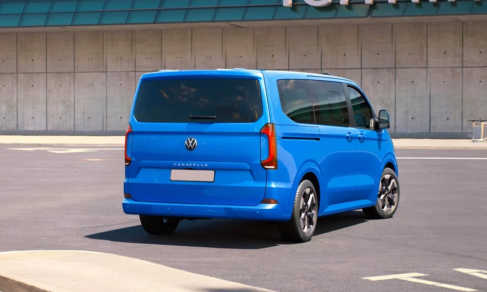Volkswagen Caravelle (2024) — вид сзади