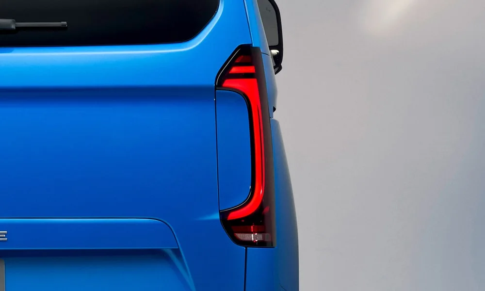 Фото Volkswagen Caravelle (2024) — вид сзади, фото 5. Графика фонарей, бампер и оформление пятой двери Volkswagen Caravelle (2024) — вид сзади, фото 5
