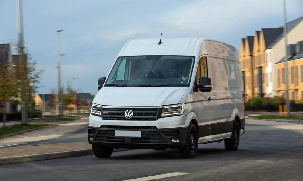 Фото Volkswagen Crafter — вид спереди, фото 4. Передок в белом исполнении — крупная светотехника и выразительный бампер. Дневные ходовые огни включаются автоматически с запуском Volkswagen Crafter — вид спереди, фото 4