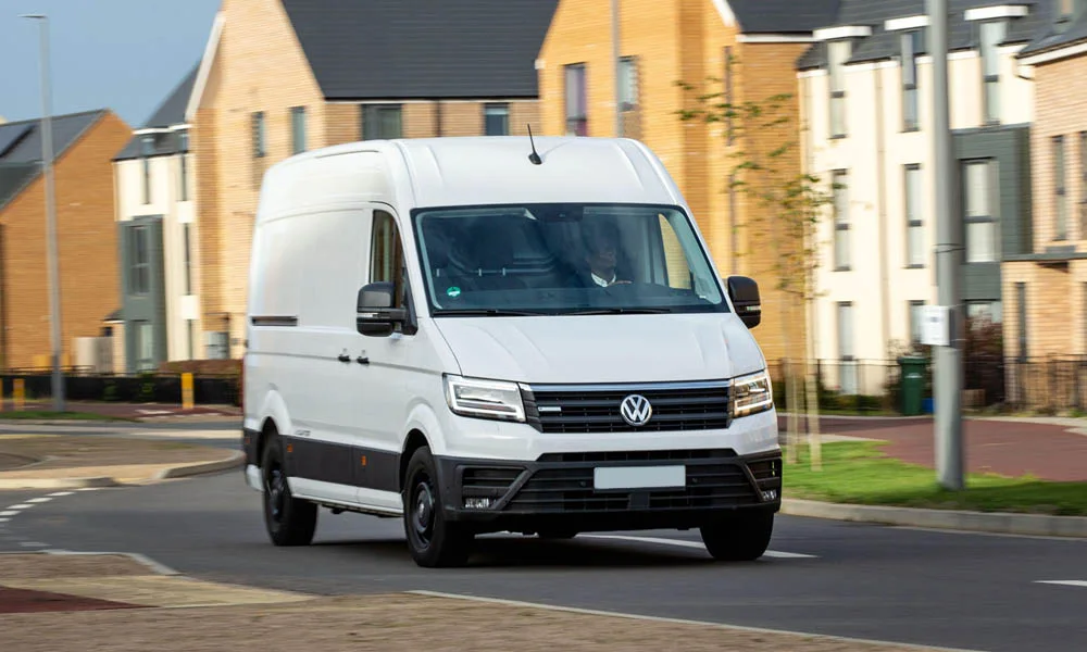Фото Volkswagen Crafter — вид спереди, фото 5. Кузов в белом цвете: рисунок оптики и решётки задаёт узнаваемое «лицо» модели. Рисунок ходовых огней — подпись модели, по нему её узнают в потоке Volkswagen Crafter — вид спереди, фото 5