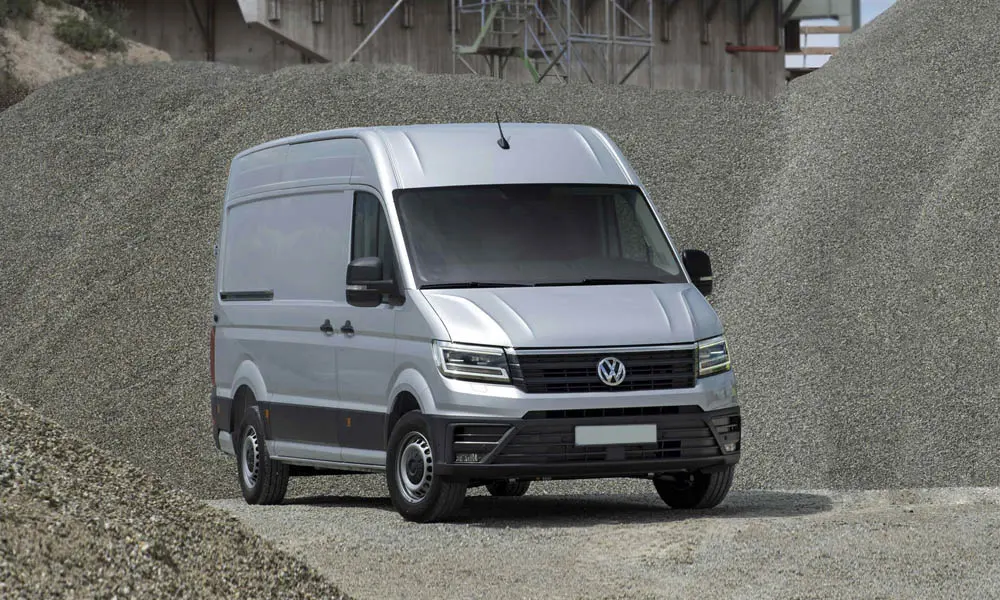 Фото Volkswagen Crafter — вид спереди, фото 6. Анфас: пропорции капота, посадка кузова и графика ходовых огней Volkswagen Crafter — вид спереди, фото 6