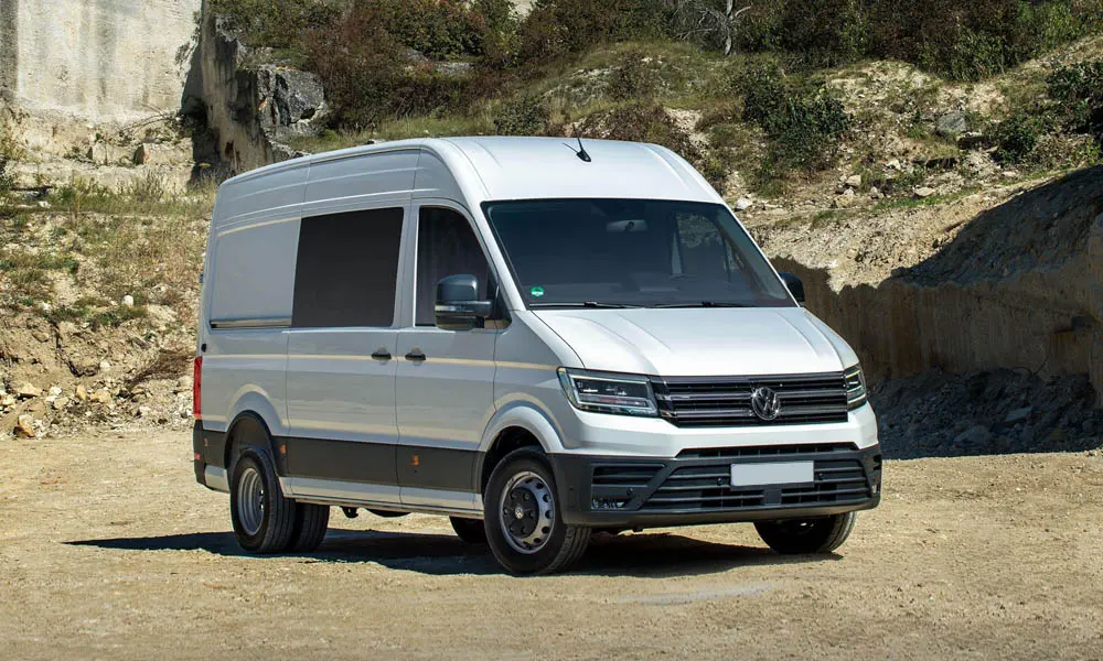 Фото Volkswagen Crafter — вид спереди, фото 8. Оптика, решётка и бампер — первое впечатление о модели. Рисунок ходовых огней — подпись модели, по нему её узнают в потоке Volkswagen Crafter — вид спереди, фото 8