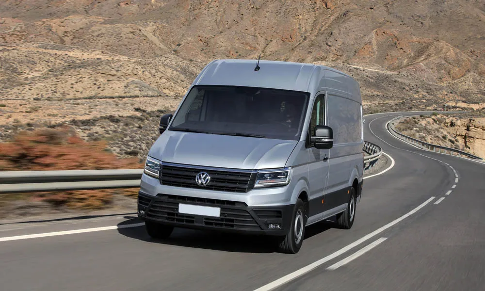 Фото Volkswagen Crafter — вид спереди, фото 9. Анфас: пропорции капота, посадка кузова и графика ходовых огней Volkswagen Crafter — вид спереди, фото 9