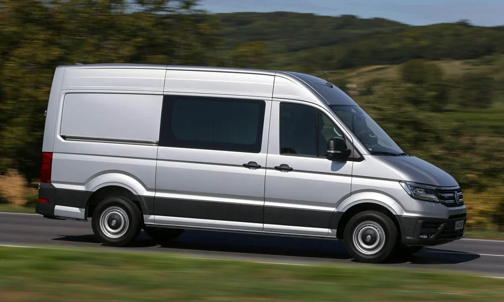 Фото Volkswagen Crafter — вид спереди, фото 10. Кузов в серебристом цвете: рисунок оптики и решётки задаёт узнаваемое «лицо» модели Volkswagen Crafter — вид спереди, фото 10