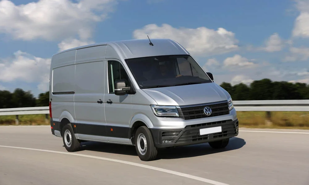 Фото Volkswagen Crafter — вид спереди, фото 11. Анфас: пропорции капота, посадка кузова и графика ходовых огней Volkswagen Crafter — вид спереди, фото 11