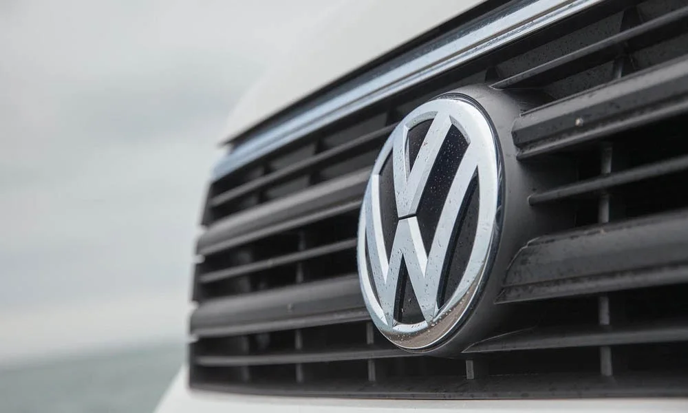 Фото Volkswagen Crafter — решётка радиатора. Рисунок решётки: сетка, ламели или глухая панель у электроверсий. За решёткой у многих комплектаций стоит радар адаптивного круиз-контроля Volkswagen Crafter — решётка радиатора