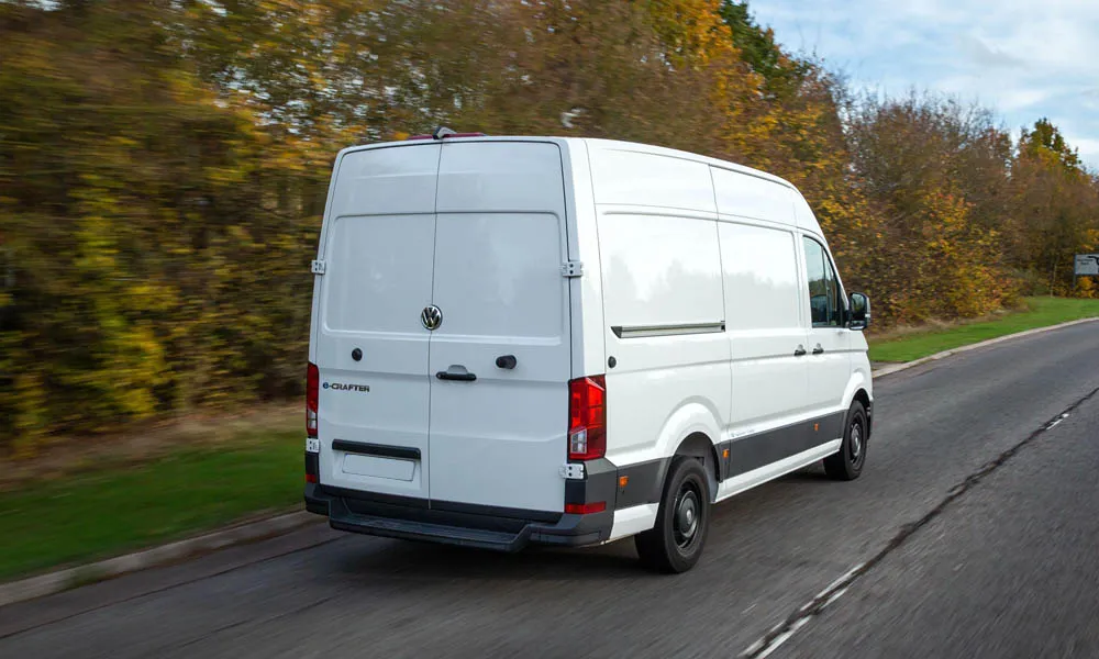 Фото Volkswagen Crafter — вид сзади, фото 3. Белый кузов сзади — фонари и бампер определяют ночной образ модели. Насадки выхлопа или их имитация внизу бампера различают версии Volkswagen Crafter — вид сзади, фото 3