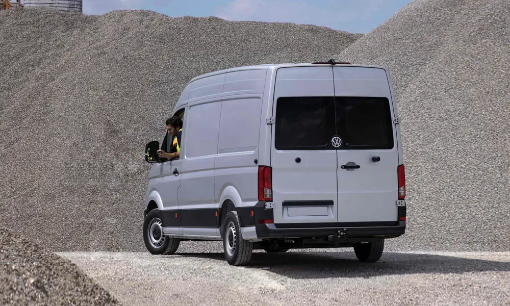 Фото Volkswagen Crafter — вид сзади, фото 4. Графика фонарей, бампер и оформление пятой двери Volkswagen Crafter — вид сзади, фото 4
