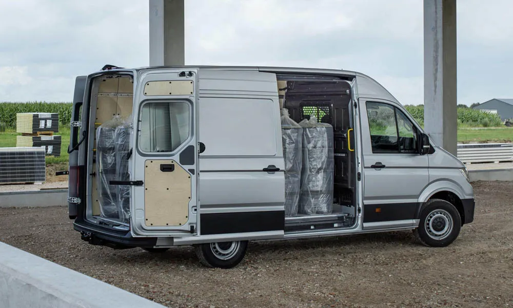 Фото Volkswagen Crafter — вид сзади, фото 5. Графика фонарей, бампер и оформление пятой двери. Светодиодная полоса или раздельные секции — задняя оптика стала главным украшением кормы Volkswagen Crafter — вид сзади, фото 5