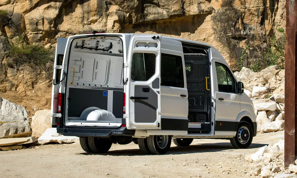 Фото Volkswagen Crafter — вид сзади, фото 6. Графика фонарей, бампер и оформление пятой двери. Насадки выхлопа или их имитация внизу бампера различают версии Volkswagen Crafter — вид сзади, фото 6