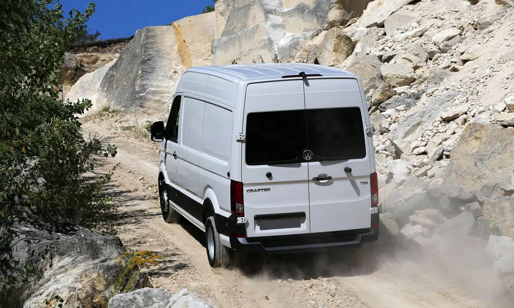 Фото Volkswagen Crafter — вид сзади, фото 7. Белый кузов сзади — фонари и бампер определяют ночной образ модели. Светодиодная полоса или раздельные секции — задняя оптика стала главным украшением кормы Volkswagen Crafter — вид сзади, фото 7