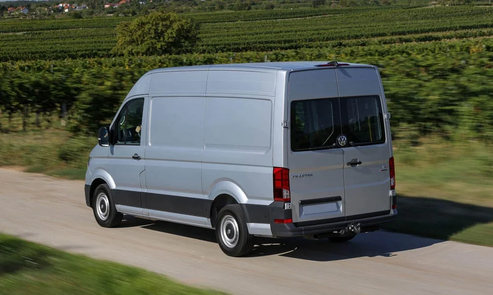Фото Volkswagen Crafter — вид сзади, фото 8. Графика фонарей, бампер и оформление пятой двери. Светодиодная полоса или раздельные секции — задняя оптика стала главным украшением кормы Volkswagen Crafter — вид сзади, фото 8