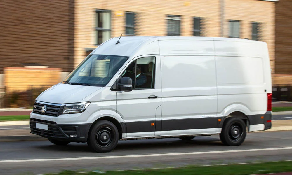 Фото Volkswagen Crafter — вид сбоку, фото 2. Профиль в белом цвете: соотношение колёсной базы и свесов Volkswagen Crafter — вид сбоку, фото 2