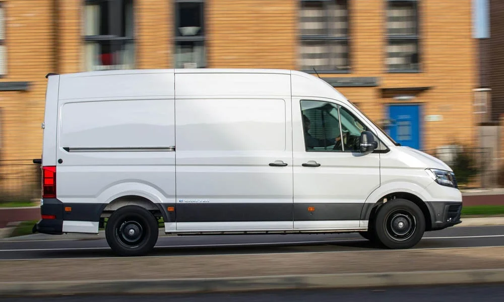 Фото Volkswagen Crafter — вид сбоку, фото 3. Профиль в белом цвете: соотношение колёсной базы и свесов Volkswagen Crafter — вид сбоку, фото 3