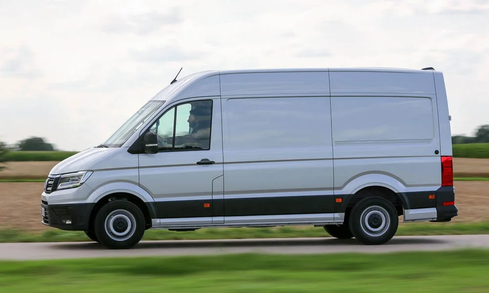 Фото Volkswagen Crafter — вид сбоку, фото 4. Профиль кузова: колёсная база, свесы и линия остекления. Длинная база — простор второго ряда; короткие свесы упрощают парковку Volkswagen Crafter — вид сбоку, фото 4