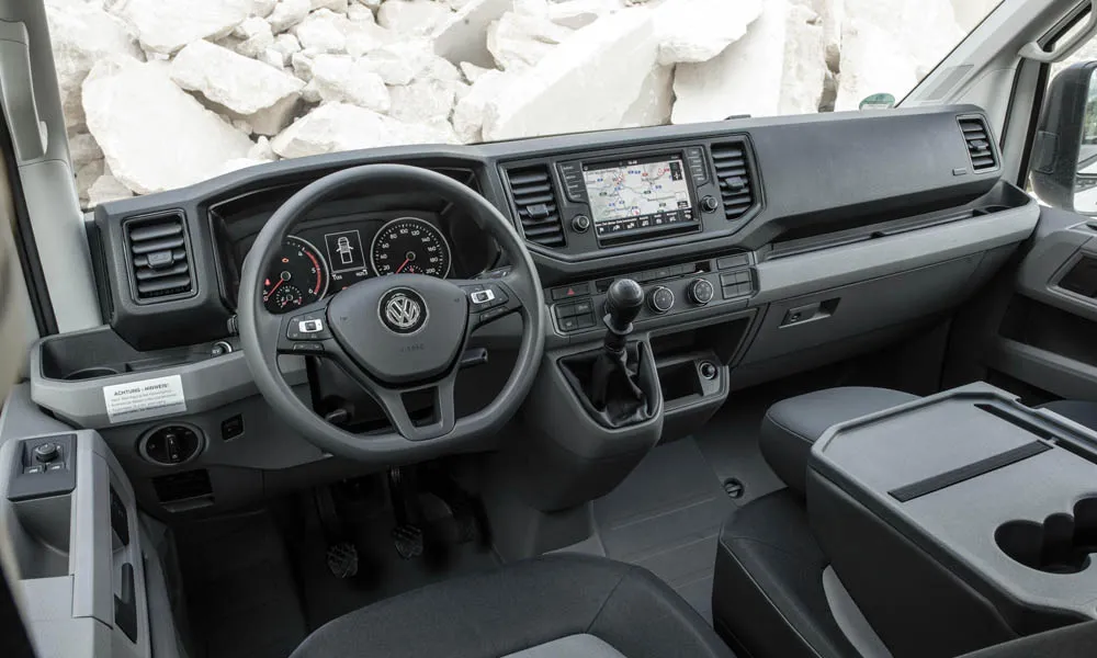 Фото Volkswagen Crafter — руль. Обшивка обода и компоновка спиц крупным планом Volkswagen Crafter — руль