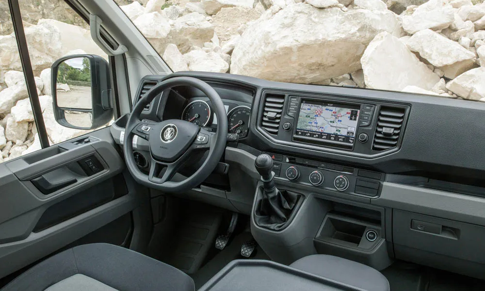 Фото Volkswagen Crafter — руль, фото 2. Обшивка обода и компоновка спиц крупным планом. Правильная посадка: руки на «9 и 3», приборы читаются поверх обода Volkswagen Crafter — руль, фото 2