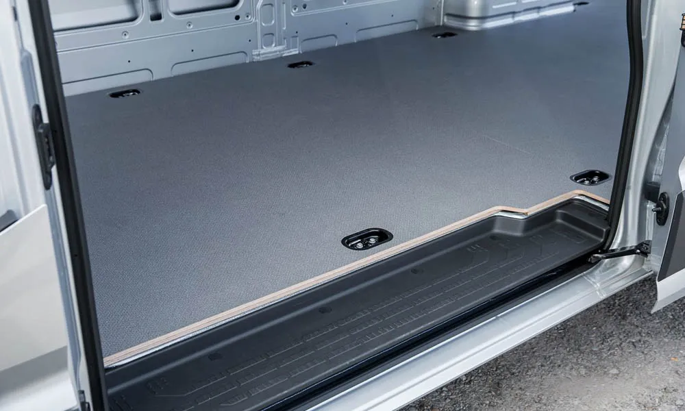 Фото Volkswagen Crafter — багажник. Грузовой отсек с открытой дверью: погрузочная высота и ширина проёма. Электропривод двери с датчиком под бампером — руки заняты, багажник открыт Volkswagen Crafter — багажник