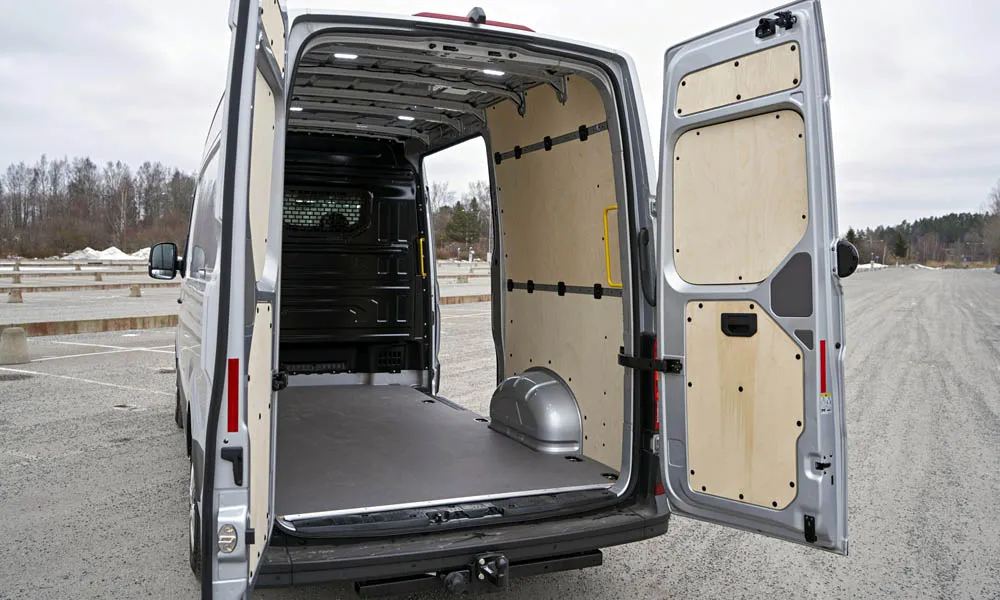 Фото Volkswagen Crafter — багажник, фото 2. Форма проёма, ровный пол и организация пространства. Электропривод двери с датчиком под бампером — руки заняты, багажник открыт Volkswagen Crafter — багажник, фото 2