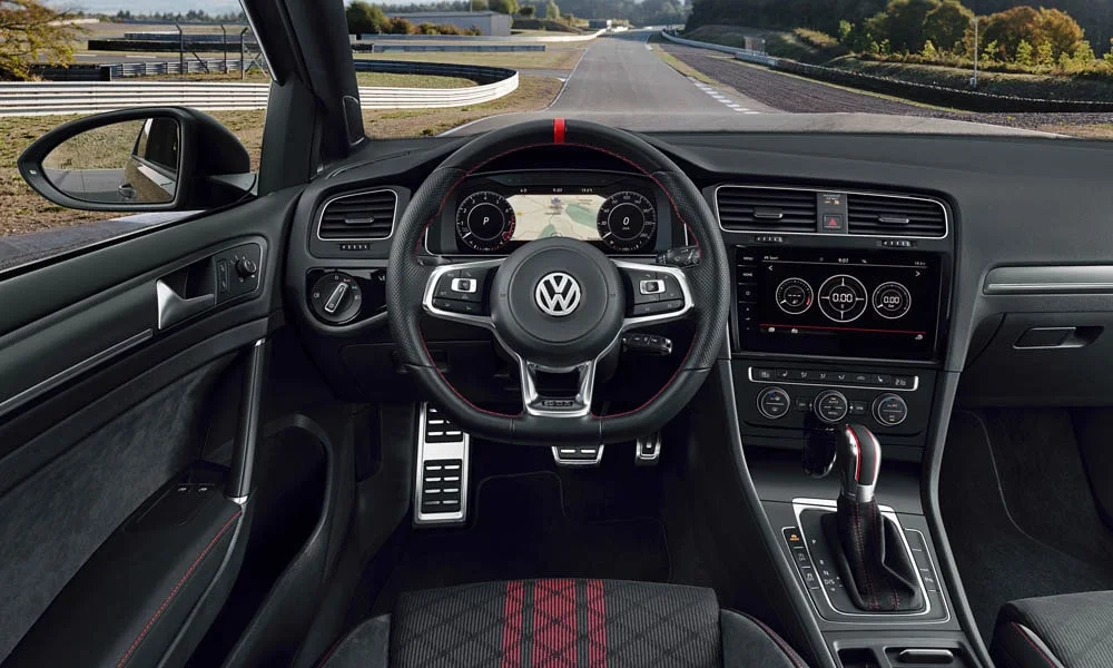 Фото Volkswagen Golf — передняя панель, фото 2. Компоновка экранов, дефлекторов и консоли. Мягкие материалы верхнего яруса и вставки задают уровень интерьера Volkswagen Golf — передняя панель, фото 2