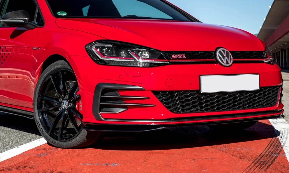 Фото Volkswagen Golf — вид спереди, фото 14. Передок в красном исполнении — крупная светотехника и выразительный бампер. Дневные ходовые огни включаются автоматически с запуском Volkswagen Golf — вид спереди, фото 14