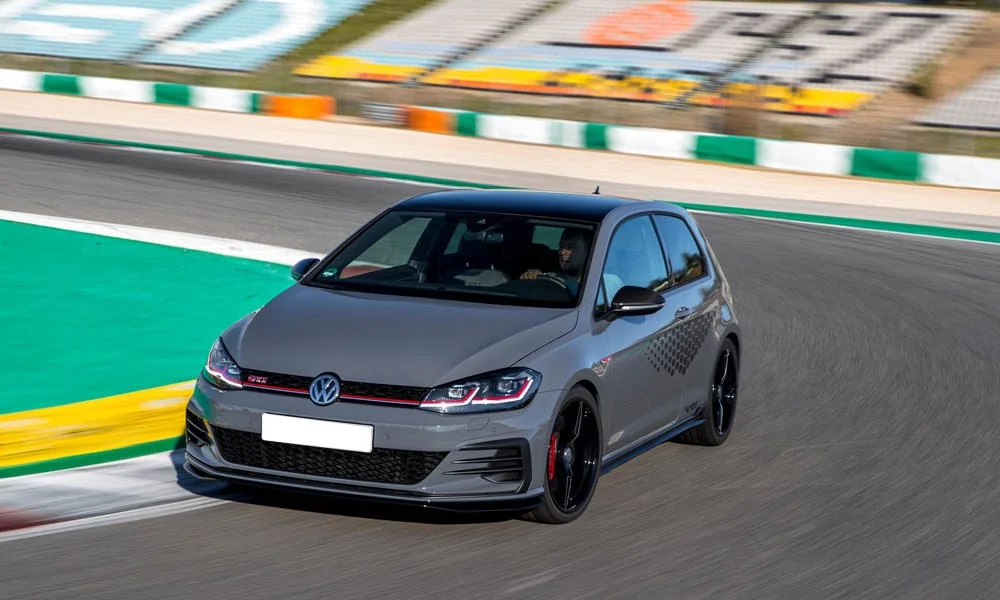 Фото Volkswagen Golf — вид спереди, фото 16. Анфас: пропорции капота, посадка кузова и графика ходовых огней Volkswagen Golf — вид спереди, фото 16