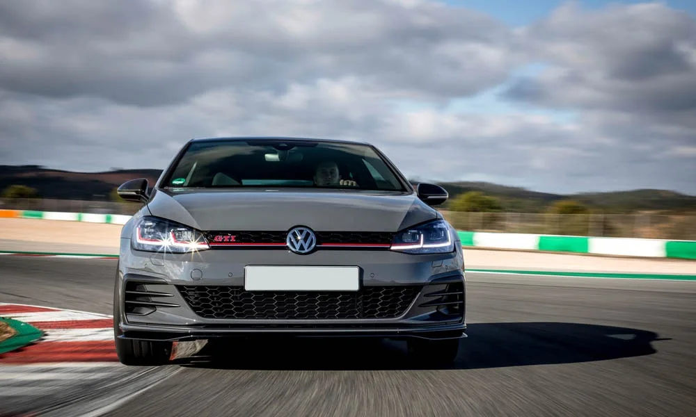 Фото Volkswagen Golf — вид спереди, фото 18. Передок в сером исполнении — крупная светотехника и выразительный бампер. Рисунок ходовых огней — подпись модели, по нему её узнают в потоке Volkswagen Golf — вид спереди, фото 18