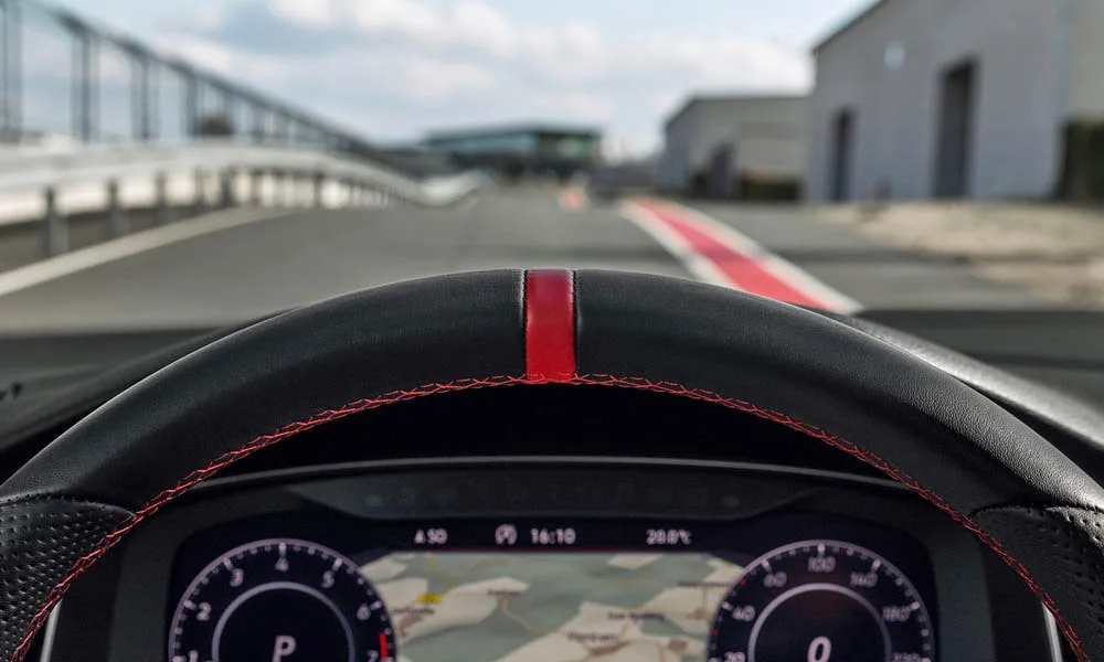 Фото Volkswagen Golf — приборная панель, фото 2. Скорость, запас хода и подсказки ассистентов перед глазами Volkswagen Golf — приборная панель, фото 2