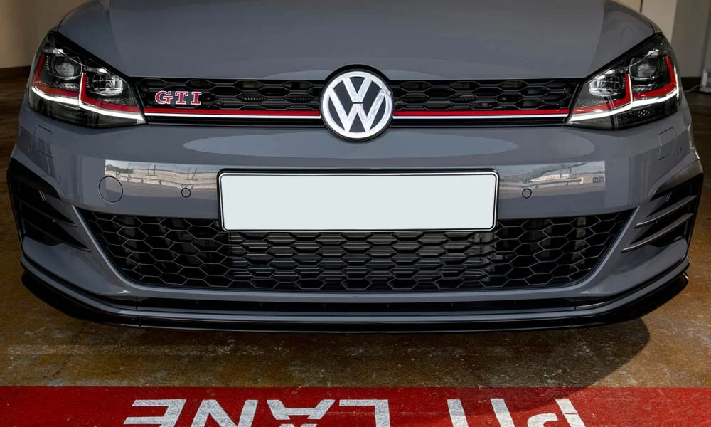 Фото Volkswagen Golf — решётка радиатора, фото 2. Рисунок решётки: сетка, ламели или глухая панель у электроверсий. За решёткой у многих комплектаций стоит радар адаптивного круиз-контроля Volkswagen Golf — решётка радиатора, фото 2