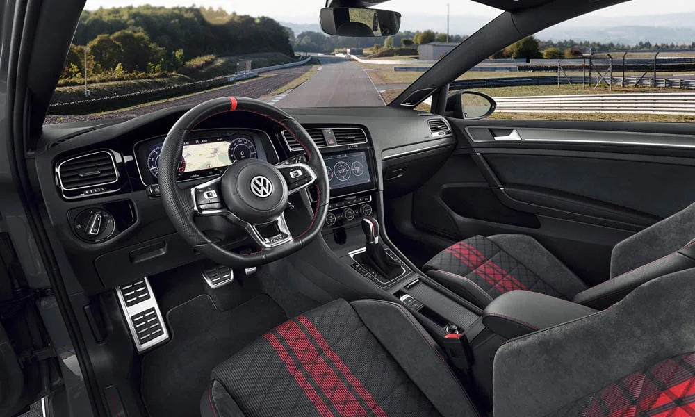 Фото Volkswagen Golf — интерьер, фото 4. Общий план салона: архитектура панели, консоль и кресла. Светлая гамма зрительно расширяет салон, тёмная — практичнее в уходе Volkswagen Golf — интерьер, фото 4