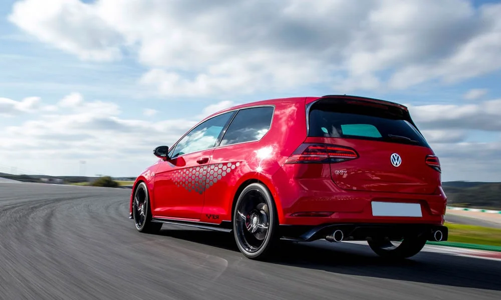 Фото Volkswagen Golf — вид сзади, фото 9. Красный кузов сзади — фонари и бампер определяют ночной образ модели Volkswagen Golf — вид сзади, фото 9
