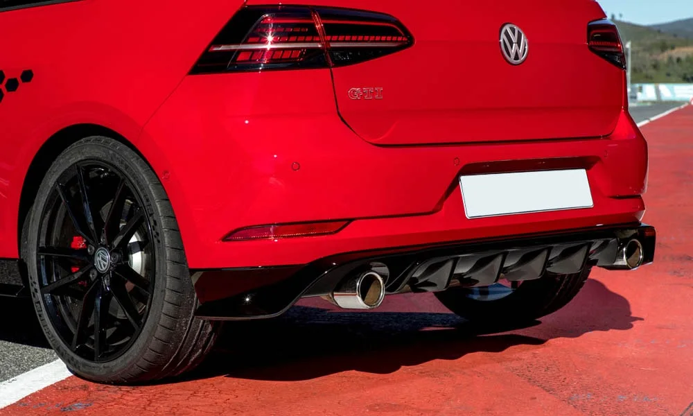 Фото Volkswagen Golf — вид сзади, фото 10. Корма в красном цвете: графика фонарей и пластика пятой двери. Насадки выхлопа или их имитация внизу бампера различают версии Volkswagen Golf — вид сзади, фото 10