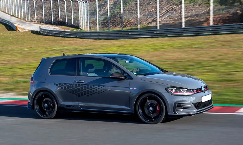 Фото Volkswagen Golf — вид сбоку, фото 7. Профиль кузова: колёсная база, свесы и линия остекления. Длинная база — простор второго ряда; короткие свесы упрощают парковку Volkswagen Golf — вид сбоку, фото 7