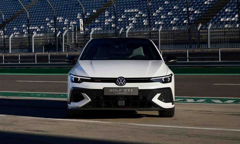 Фото Volkswagen Golf GTI (2024) — вид спереди, фото 2. Передок в белом исполнении — крупная светотехника и выразительный бампер. Дневные ходовые огни включаются автоматически с запуском Volkswagen Golf GTI (2024) — вид спереди, фото 2